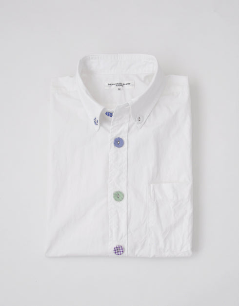 くるみボタンの半袖シャツ